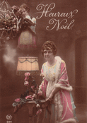 Femme &eacute;l&eacute;gante et lampadaire vintage &agrave; No&euml;l